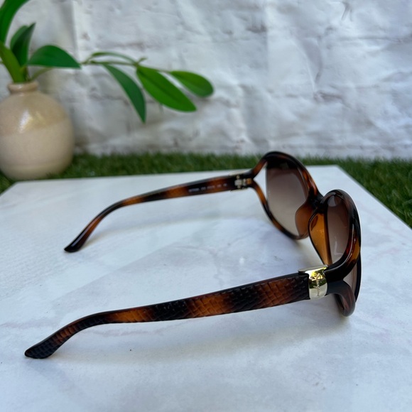 Salvatore Ferragamo Sunglasses
SF77OSA 214 Tortoise Brown
Gradient, new no box . - Picture 9 of 16